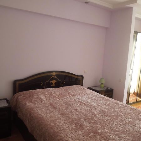 Nellie'S Apartment Batumi Esterno foto