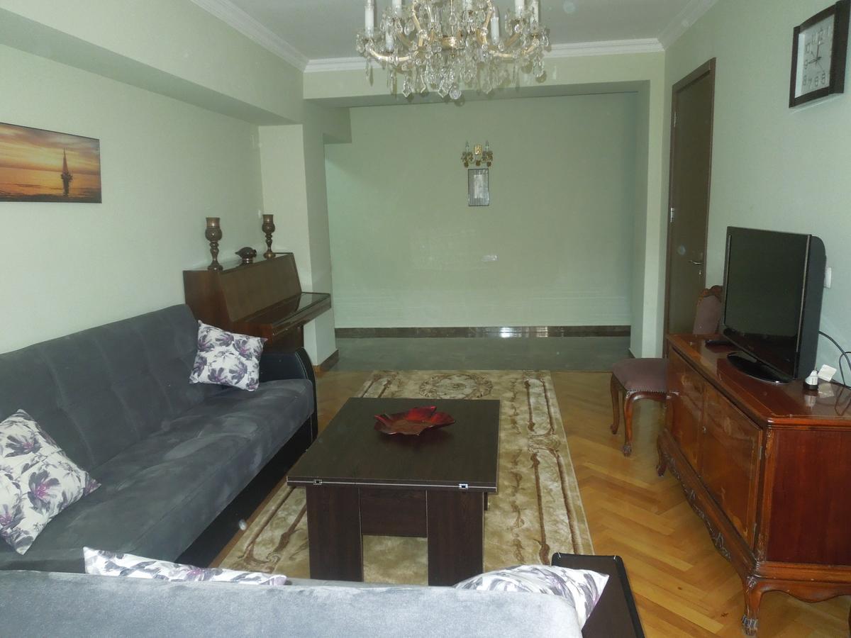 Nellie'S Apartment Batumi Esterno foto