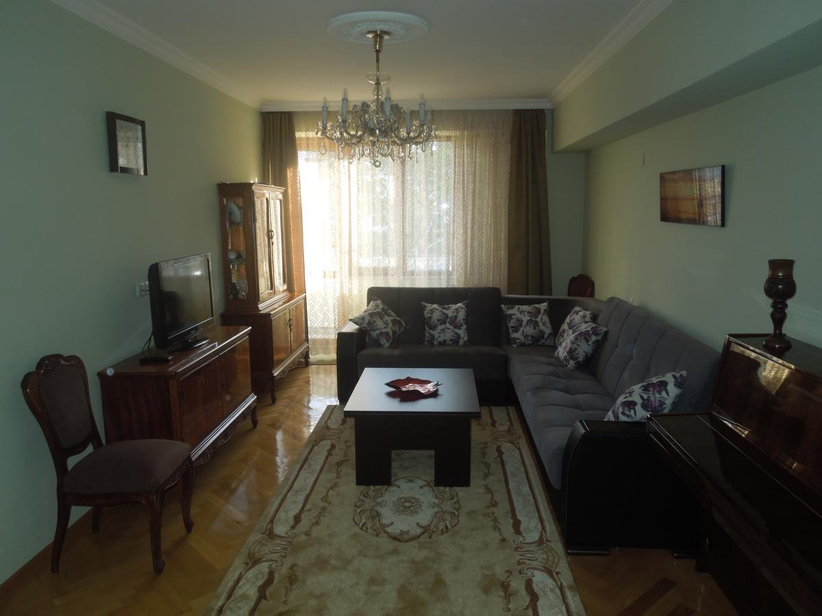 Nellie'S Apartment Batumi Esterno foto