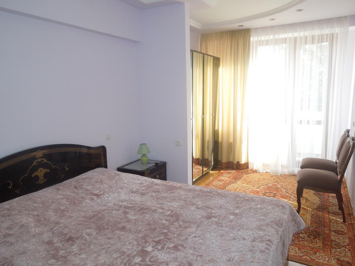 Nellie'S Apartment Batumi Esterno foto